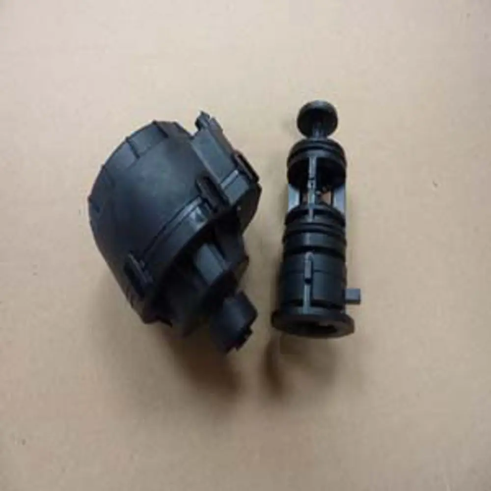 Umschaltventil mit Motor von Remeha, bestehend aus zwei Hauptkomponenten, einer runden Einheit und einem länglichen Adapter, auf neutralem Hintergrund.